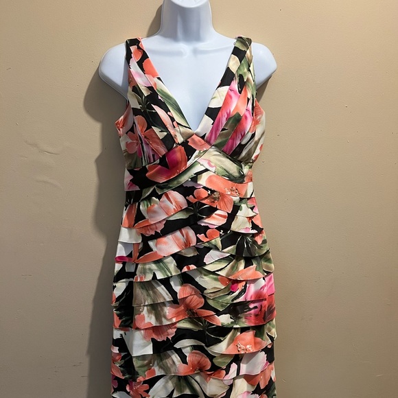 V-neck, peach, pink, cream, white floral/tropical print, layered bodice, slvless - Picture 1 of 4